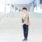 【2025年最新】夏のスラックス選び｜クールビズにおすすめの1本はどう選ぶ？