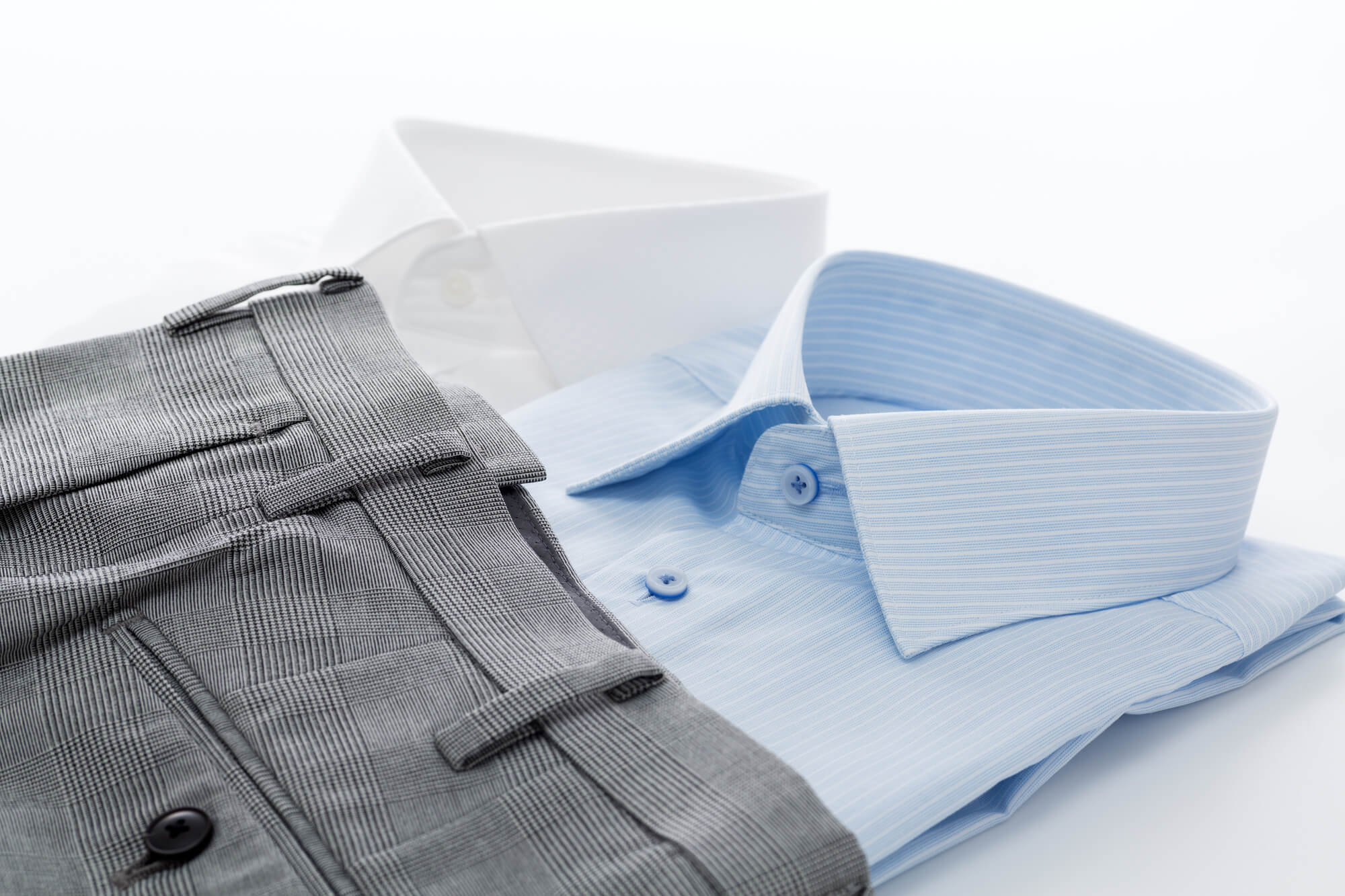 【夏のスラックス選び】クールビズコーディネートのポイント