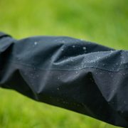 撥水と防水の違いとは？作業着・レインウェアの選び方